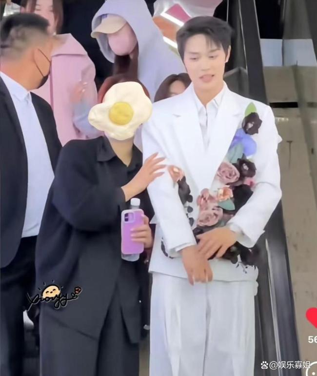 姐姐回应柯淳女助理挽柯淳的手 边界感争议引发讨论
