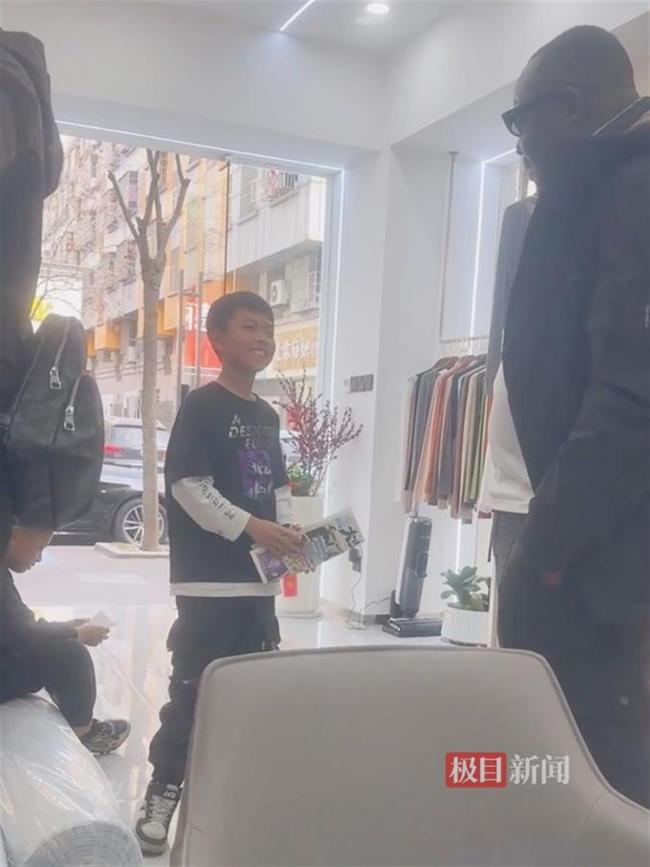10岁小孩用英语帮父母卖手机 外语小能手引发关注
