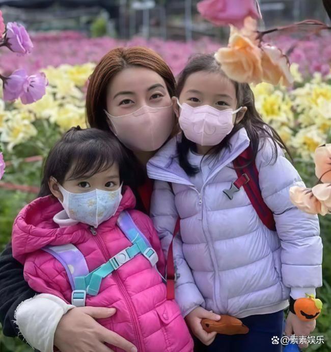 郭晶晶一家在大同为女儿庆生