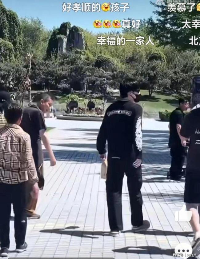 王楚钦陪爸妈逛动物园 亲情陪伴散心时