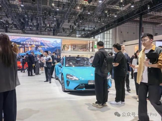周鸿祎日行两万步横扫上海车展 成为流量中心