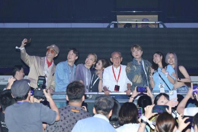 谢霆锋演唱会为什么邀请王嘉尔 隔空合唱环保主题曲
