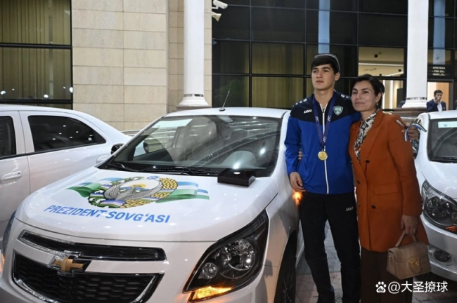 U17亚洲杯夺冠，乌兹别克全队获得新车奖励 荣耀与奖赏齐至