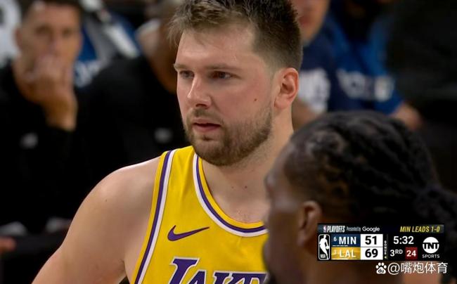 詹皇释怀了！湖人全场高呼东契奇MVP 詹姆斯转型蓝领辅佐新王