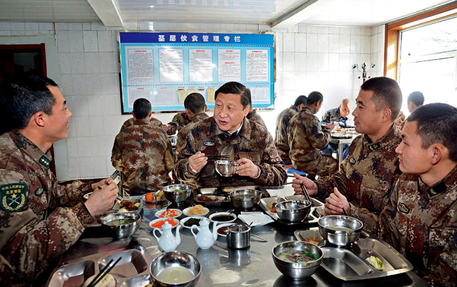 2014年1月26日，習(xí)近平主席專程來到內(nèi)蒙古軍區(qū)邊防某部，親切看望慰問戍邊官兵。這是在連隊食堂，習(xí)近平主席同戰(zhàn)士們一起用餐。