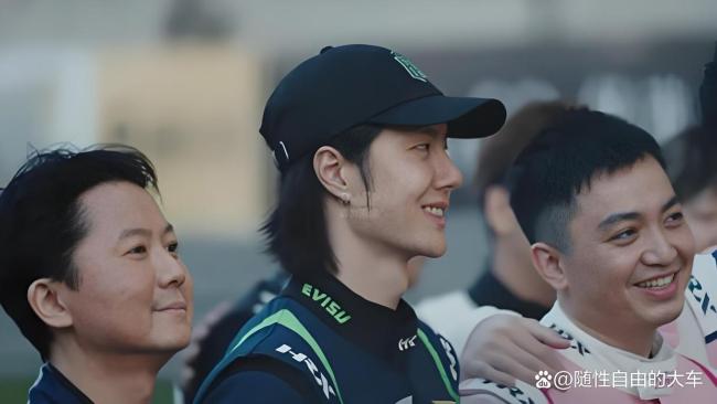 王一博出发参加华表奖 双面人生引发热议