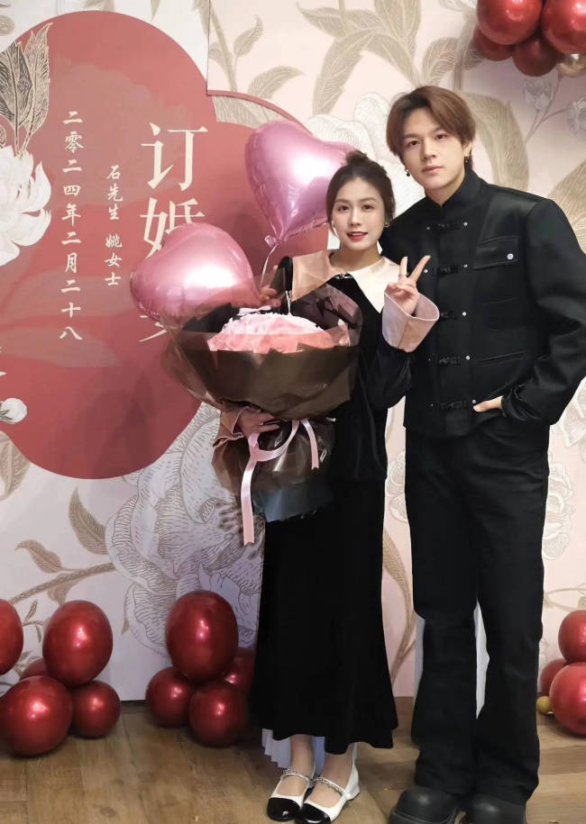 石凯订婚照被曝光 只身妻教唆要告阻挡