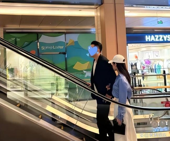 汪小菲妻子带儿女吃下昼茶，体验老北京文化， 网友：后妈当的很全心