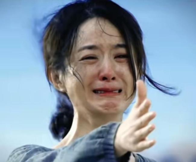 赵丽颖现身街头被偶遇 路东说念主生图气象超好 素颜美丽气质佳