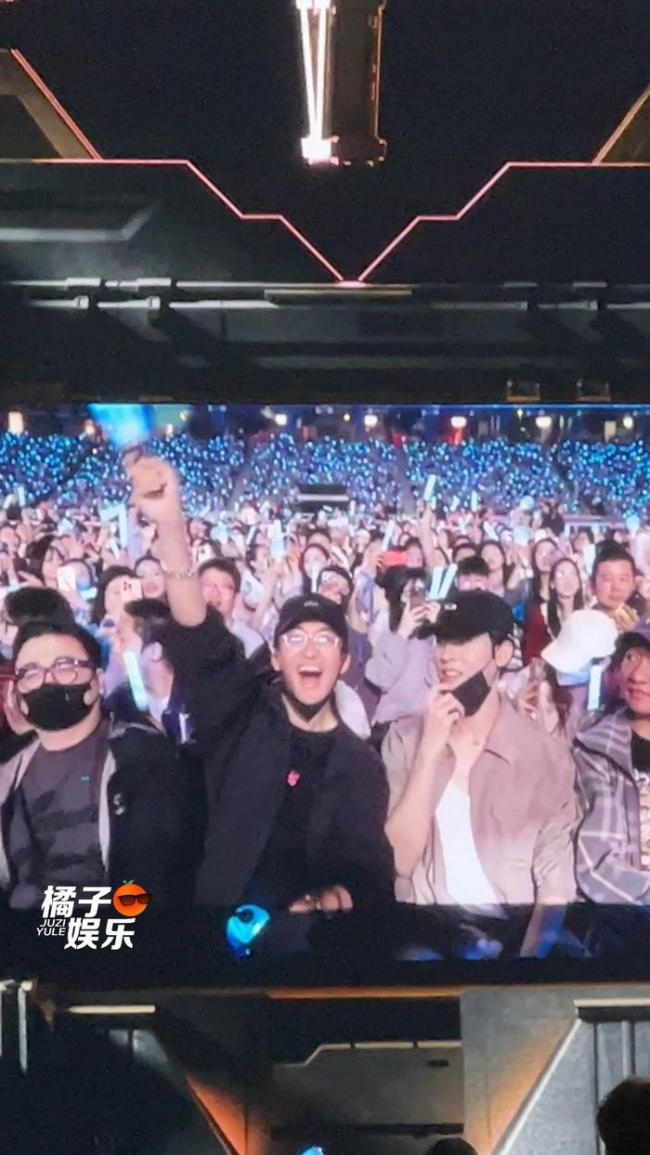 龚俊黄子弘凡在张杰演唱会上好豁达 两只快意小狗