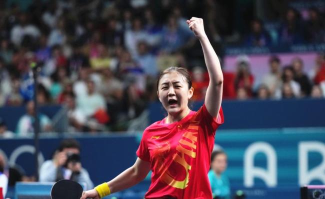 黄晓明身后的是陈梦 国乒女神跨界亮相