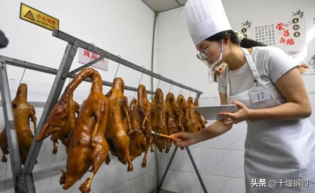 卤鹅哥跟周鸿祎友好拥抱 流量双赢典范
