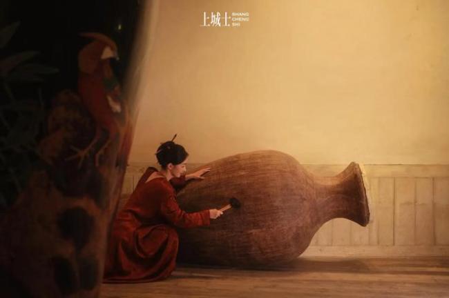 赵丽颖畲族素面旗袍造型 非遗文化新风尚