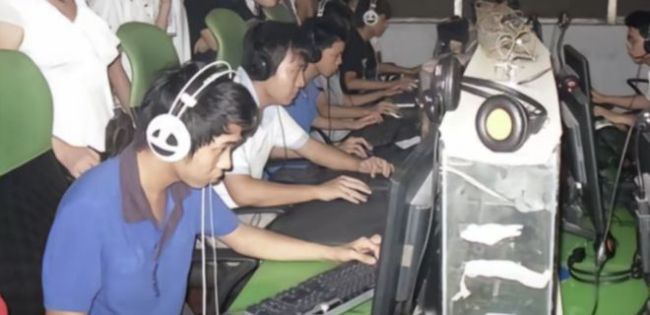 从2008穿越到2025，游戏圈又一次被CF校长“点燃”了 怀旧模式引发全民热潮