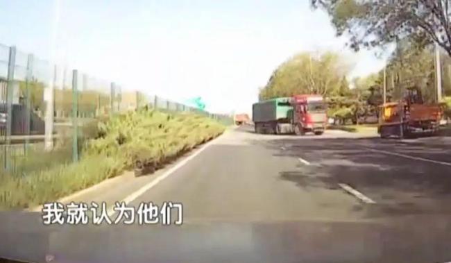 北京兩輛大貨車“死亡掉頭”被抓 驚險(xiǎn)一幕引熱議