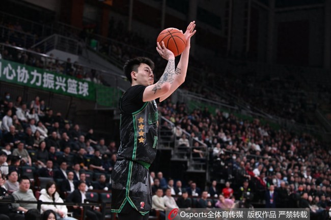 張鎮(zhèn)麟三分球5中0拿到10分2助1帽