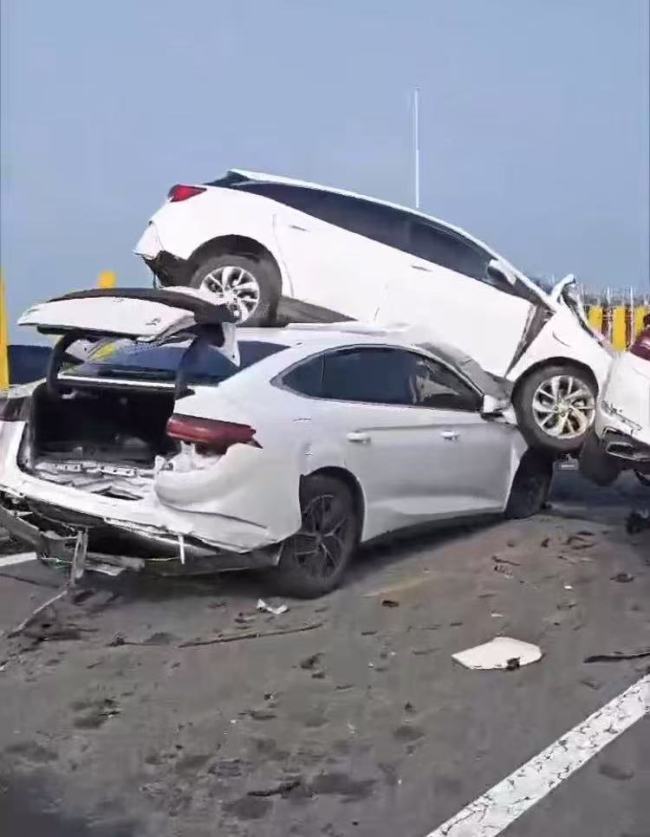 車禍現(xiàn)場白車騎隔離欄將另一車壓住 變道引發(fā)連環(huán)撞