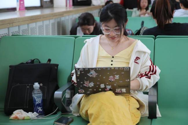 候车大厅新增充电座椅！网友：车站是懂怎么宠我的