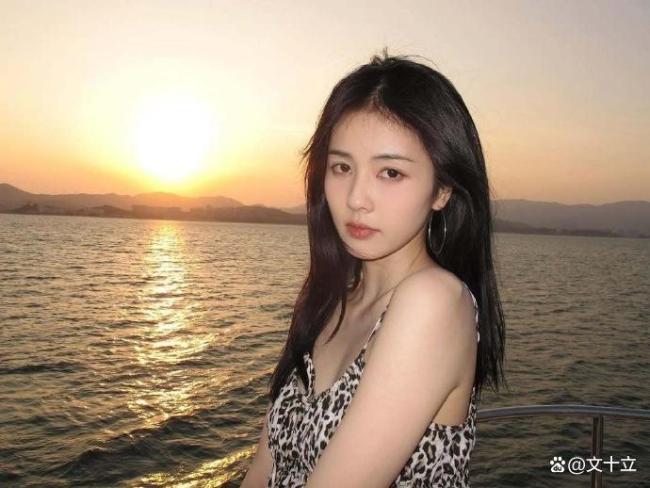 白鹿晒《临江仙》剧组团建照 猛女本色引爆全网