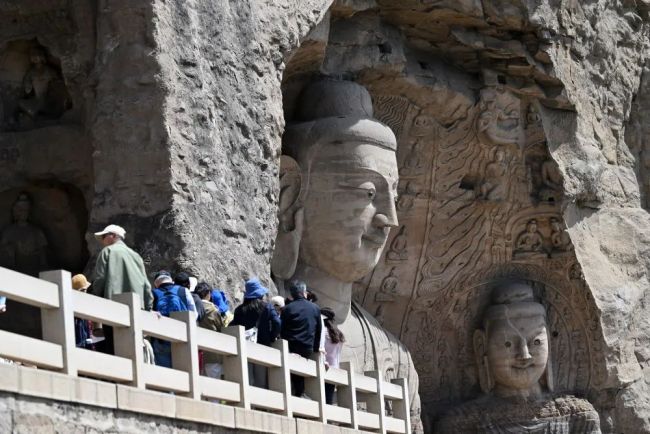 假期首日各地開啟“人從眾”模式 景區(qū)限流夜游成亮點(diǎn)
