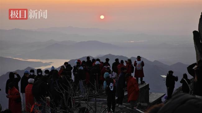 泰山山頂公廁擠滿避寒的人
