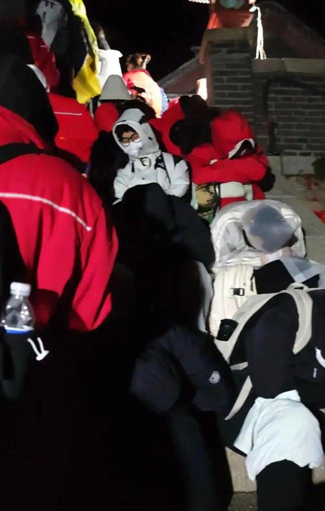 五一夜爬泰山看日出游客發(fā)聲 人潮與寒風(fēng)中的難忘體驗(yàn)