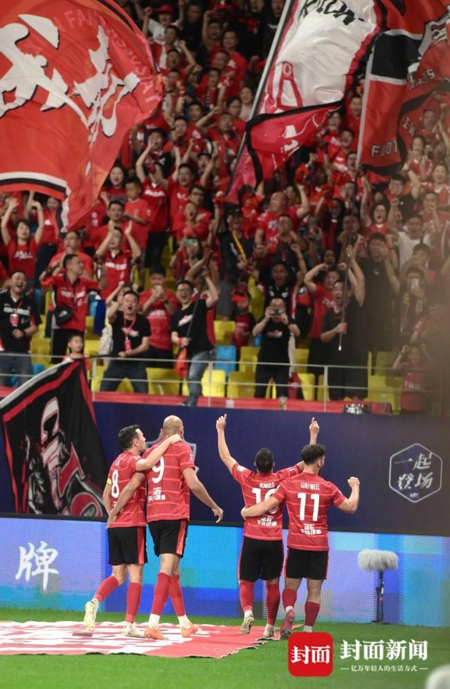 成都蓉城1-0上海申花登頂榜首