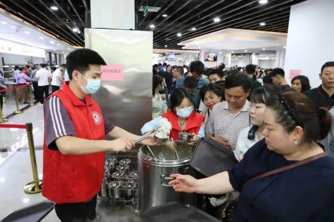 榮昌政府食堂爆滿飯蒸了1000斤 游客涌入引發(fā)城市治理思考