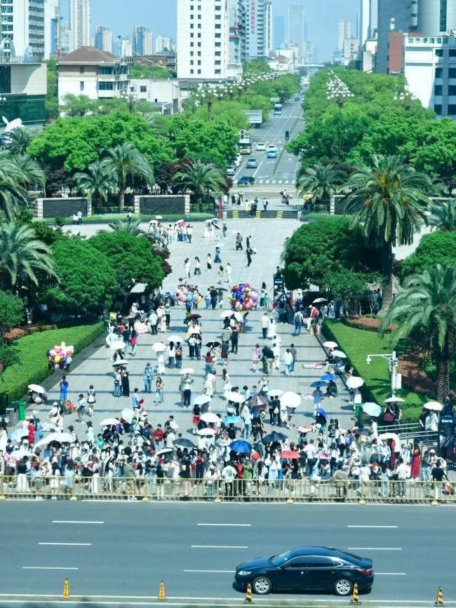 全國(guó)各地景區(qū)開啟“人海”模式 “五一”出游人氣旺