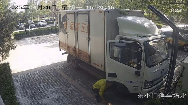 男子在停車場(chǎng)徘徊,，突然火燒起來(lái)了！北京警方：拘,！ 柳絮火災(zāi)隱患大