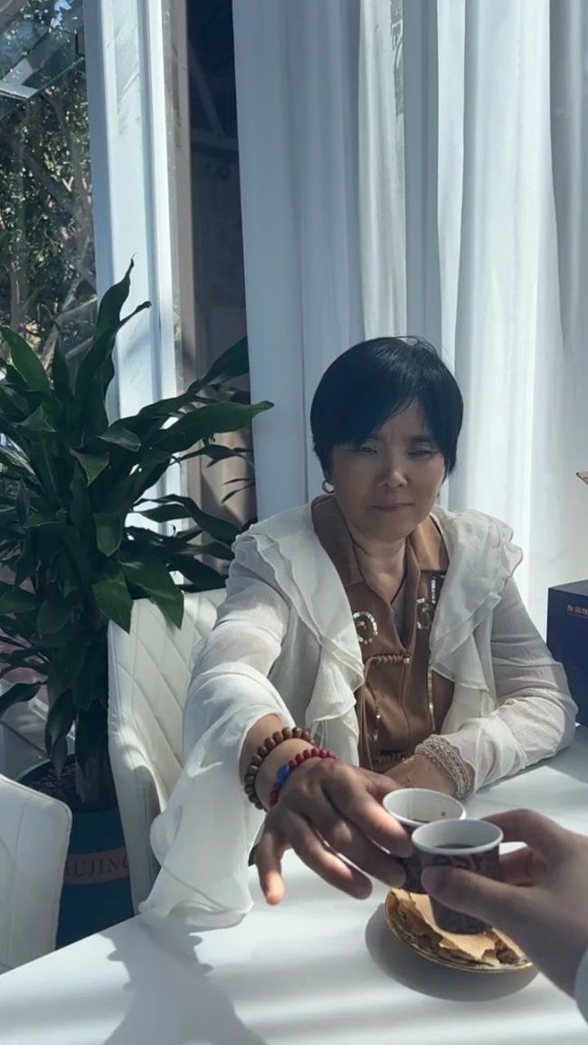 當(dāng)農(nóng)村女孩第一次帶媽媽旅游 感受嶄新的媽媽