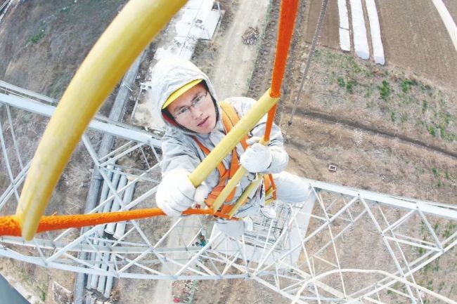 工人百米高空徒手架設高壓電線 責任在肩守護光明