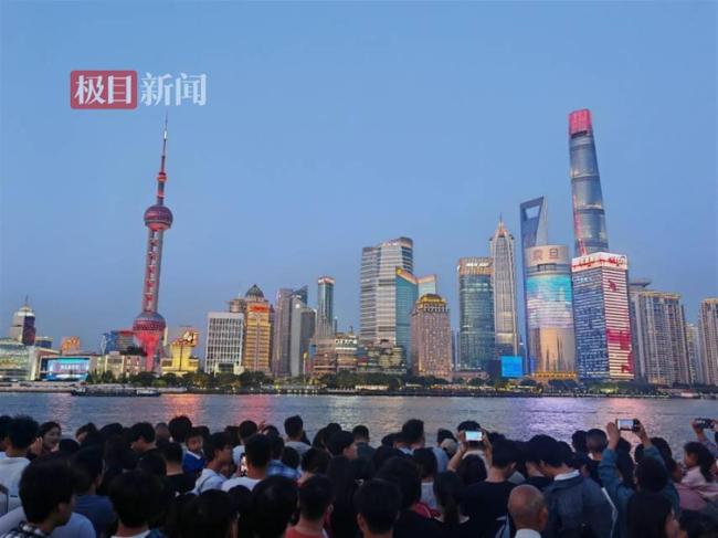 五一假期全球的人都来上海了 外滩夜景人潮涌动