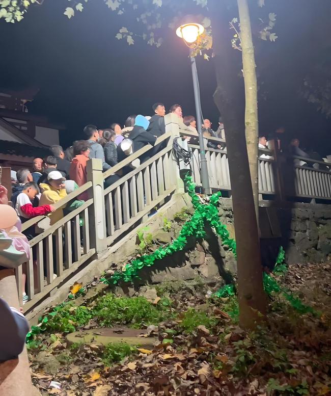 张家界景区回应上千名游客深夜滞留