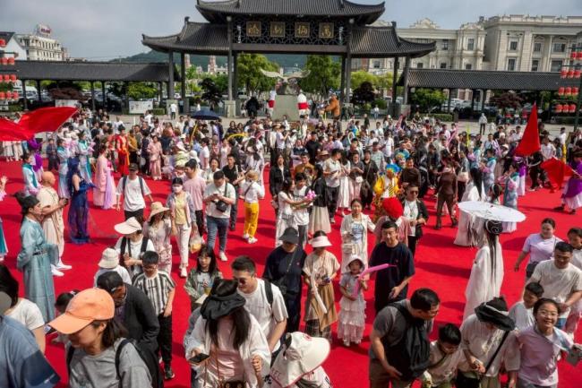 五一假期首日寧波象山景區(qū)人氣爆棚 游客紛至沓來