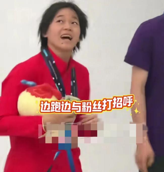 陳芋汐被玩偶砸到全紅嬋幫撿起 姐妹情深默契十足