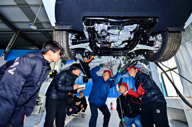 2025年2月17日,，江西省宜春市,，豐城市的一所技工學校實訓基地內，新能源汽車運維專業(yè)學生在老師的指導下學習新能源汽車電池包檢修技術,。