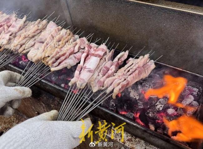 淄博一燒烤店日備4萬(wàn)串 五一游客爆滿