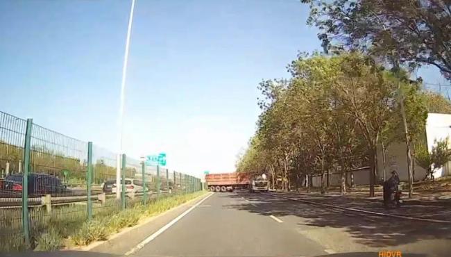 大貨車高速上想掉頭逆行被處罰