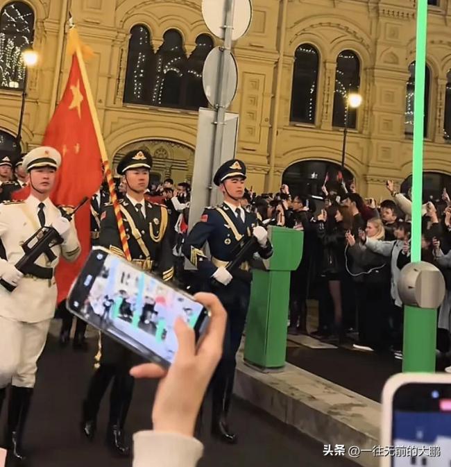 解放軍亮相紅場引發(fā)轟動，與留學(xué)生齊唱“強軍戰(zhàn)歌”,，外網(wǎng)吵翻了