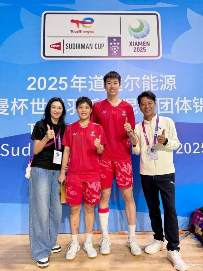 李克勤發(fā)與梁偉鏗賈一凡鳳凰合影