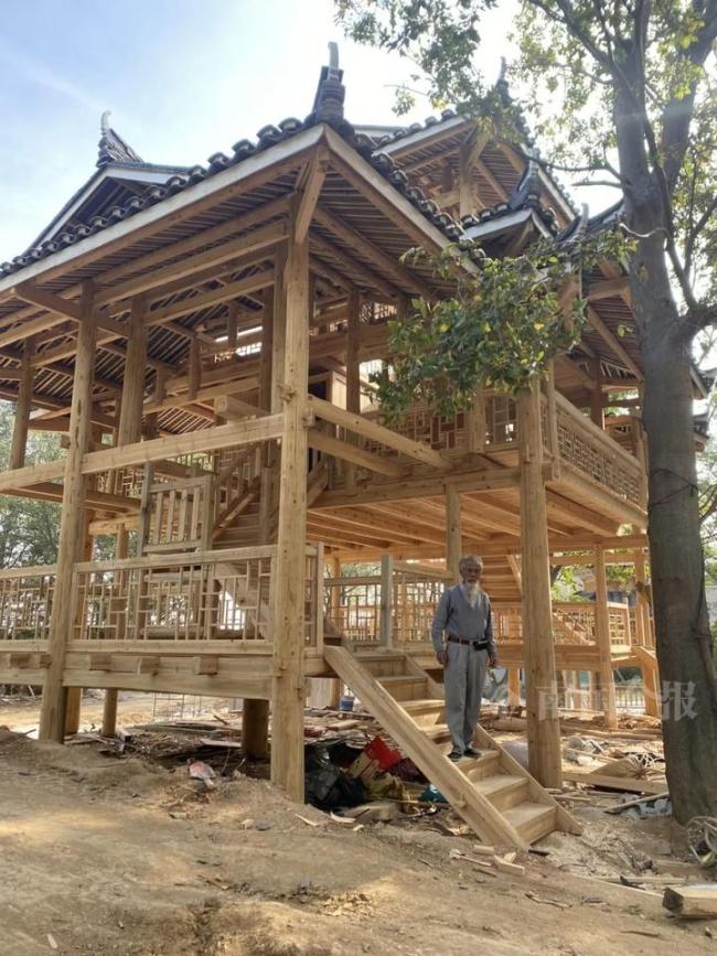 76歲老人0圖紙0鐵釘打造絕美木樓 匠心傳承非遺技藝