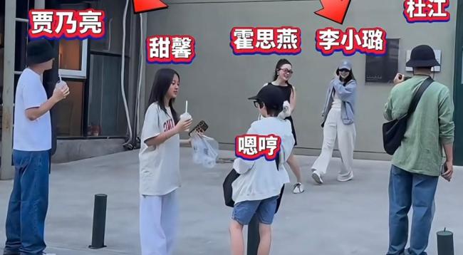 李小璐賈乃亮帶甜馨與霍思燕一家出游 離婚后的溫馨同框