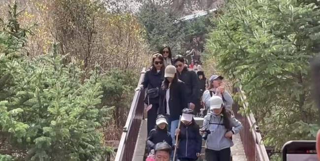郭晶晶一家登山 儿子背影像极霍启刚 温馨家庭出游羡煞旁人