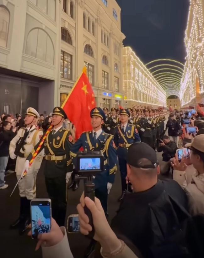 莫斯科閱兵式第二次彩排：中國儀仗兵口號嘹亮 中國游客高呼“中國萬歲” 軍魂閃耀紅場