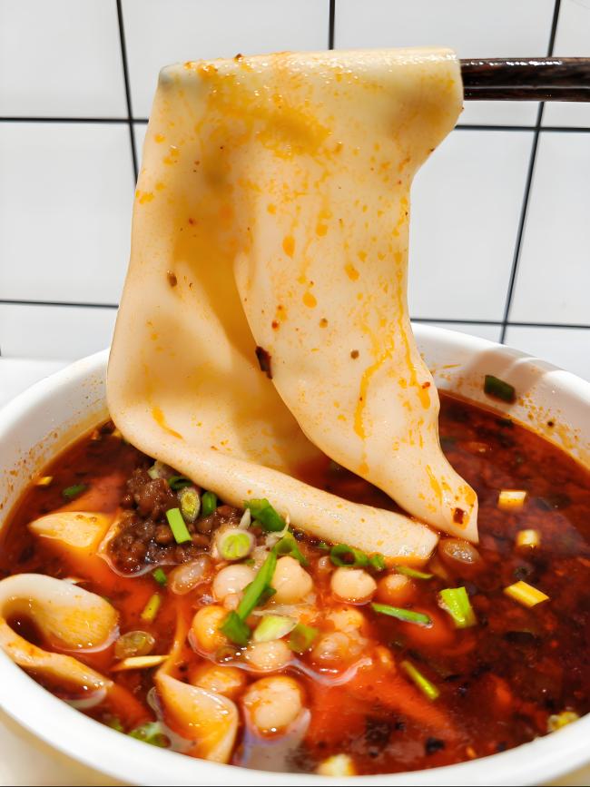 榮昌政府食堂有黃涼粉鹵鵝等美食 五一假期游客爆滿