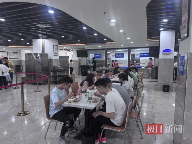 長假尾聲榮昌政府食堂仍排百米長隊