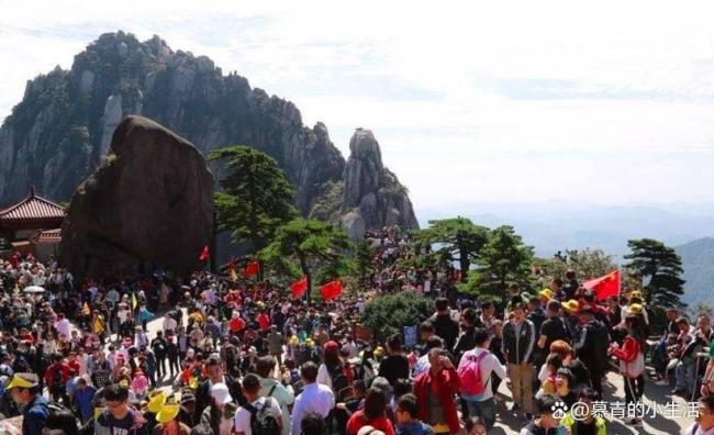 五一敦煌月牙泉景區(qū)目之所及全是人 出征匈奴的大軍再現(xiàn)