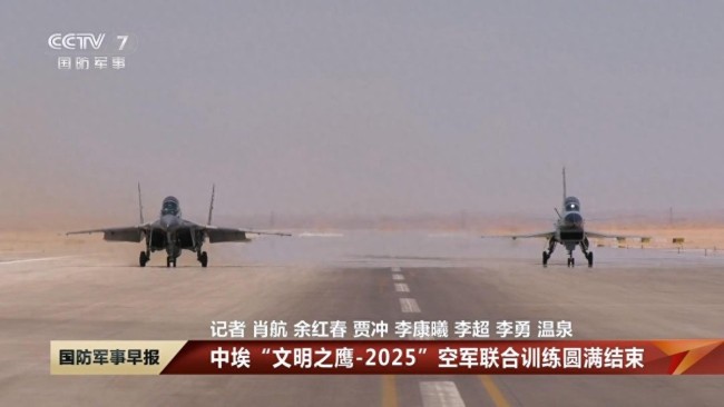 大V：埃及飛行員坐進(jìn)殲-10S 深度體驗(yàn)中國(guó)戰(zhàn)機(jī)