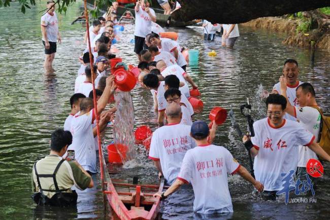 廣州荔灣泮塘村舉行“起龍”儀式 雄風(fēng)再現(xiàn)老龍出水